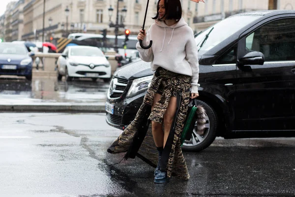 Street Style, Παρίσι εβδομάδα μόδας Autum χειμώνα 2017, ημέρα 7, Παρίσι — Φωτογραφία Αρχείου