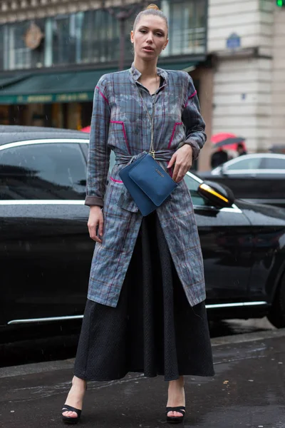 Estilo de rua, Inverno de Autum Paris Fashion Week 2017, Dia 7, Paris — Fotografia de Stock