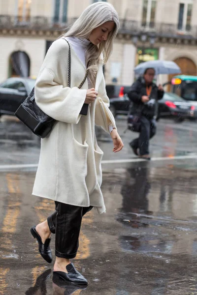 Street Style, Paris Fashion Week Inverno de Autum 2017, Dia 7, Paris, França - 06 Mar 2017 — Fotografia de Stock