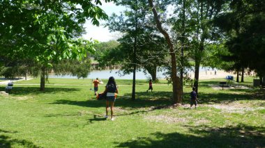 Parktaki küçük çocuk..