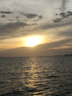 Baa Mercan, Maldivler 'de bir Dhoni teknesinden gün batımını izliyoruz.