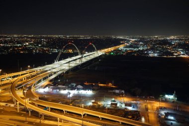Dallas, Teksas 'ın havadan görünüşü büyük bir otoyol içeriyor.. 