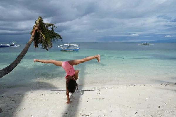 Flicka Som Tränar Ett Cartwheel Paliton Beach Siquijor Island Filippinerna — Stockfoto