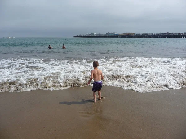 Yaz Tatili Boyunca Plajda Koşan Genç Bir Kadın — Stok fotoğraf