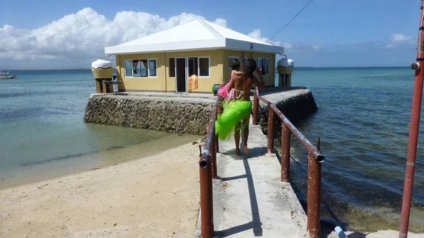 Hula Woman Carrying Baby Bagunbanua Island Visayas Region Philippines December — Stock Photo, Image