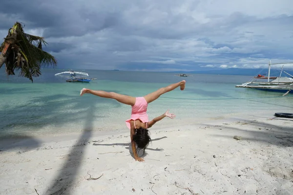 Menina Praticando Uma Roda Cartão Paliton Beach Ilha Siquijor Filipinas — Fotografia de Stock