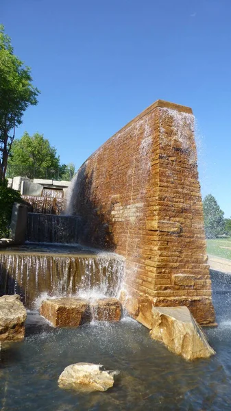 Fontana Sul Fiume Nel Parco — Foto Stock