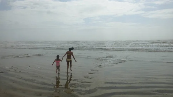 Vrouw Met Kind Het Strand — Stockfoto