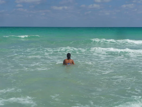 フロリダ州マイアミビーチで泳ぐ女性2011年春 — ストック写真