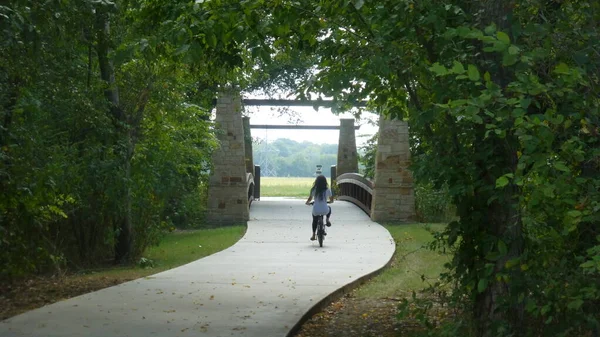 Mujer Montando Una Bicicleta Sendero Parque Plano Texas Suburbio Dallas — Foto de Stock