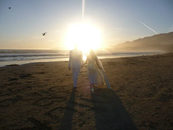 Net Getrouwd Stel Loopt Zonsondergang Pismo Beach Californië — Stockfoto