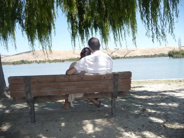 Joven Pareja Sentado Banco Parque —  Fotos de Stock