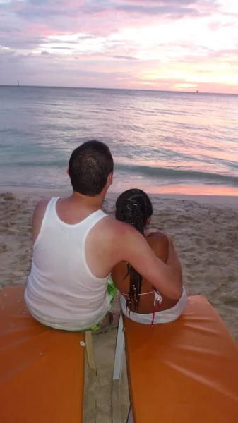 Para Patrząc Zachód Słońca Plaży — Zdjęcie stockowe