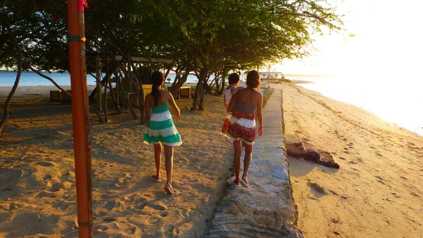 Två Kvinnor Och Baby Promenader Bagunbanua Island Visayas Regionen Filippinerna Stockfoto