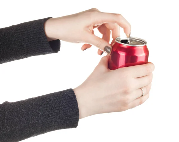 Mains féminines ouvrant une canette de soda — Photo