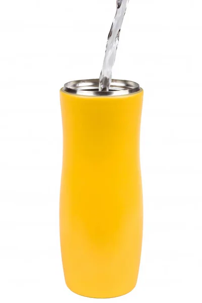 Tazza termica gialla riempita con un getto d'acqua — Foto Stock