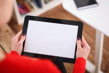 Tablet elinde tutan kadın. Alan görüntü derinliği ile