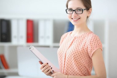 Ofiste elinde bir tablet tutan iş kadını.