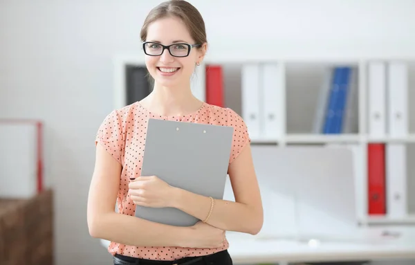 Student vrouw met een tablet voor notities in de handen in het publiek — Stockfoto