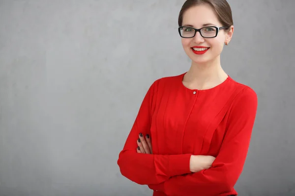 Μόδα γυναίκα με ένα κόκκινο πουκάμισο και τα γυαλιά πορτρέτο — Φωτογραφία Αρχείου