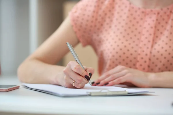 Vrouwelijke student huiswerk. Met de diepte van het veld afbeelding — Stockfoto