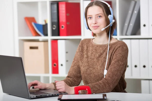 Öğrenci ile online öğrenme Üniversitesi için bir mikrofon bir kulaklık kullanılır