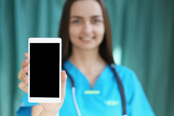 Arzt hält Smartphone in der Hand, Foto mit Schärfentiefe — Stockfoto