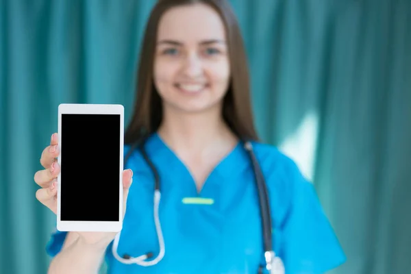 Arzt hält Smartphone in der Hand, Foto mit Schärfentiefe — Stockfoto