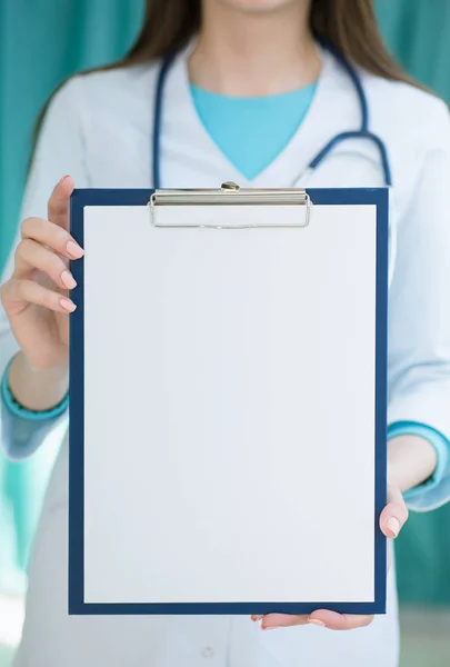 Ιατρός κρατώντας φάκελο για σημειώσεις στα χέρια — Φωτογραφία Αρχείου