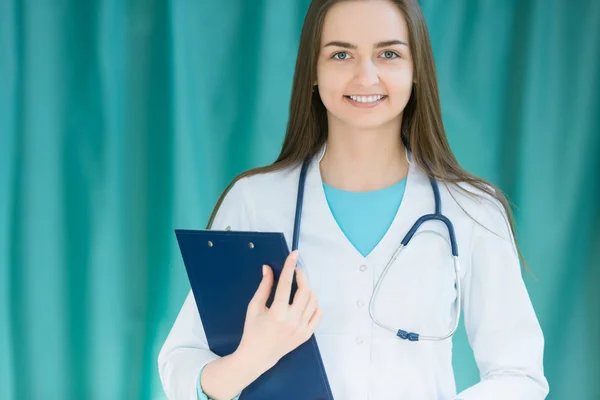 Läkare som innehar mapp för anteckningar i händer — Stockfoto
