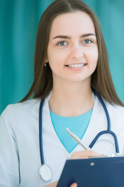 Médico médico segurando pasta para notas em mãos — Fotografia de Stock