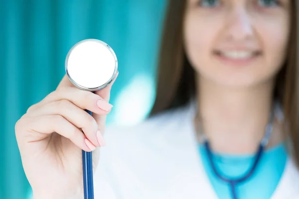 Le médecin tient le phonendoscope dans les mains, photo avec la profondeur de champ — Photo