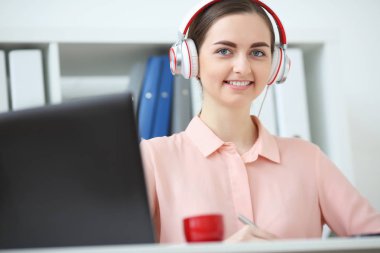 Eğitim ve online müzik bir kadın öğrenci portresi