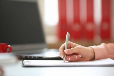 İş kadını elinde kalem tutan ve alan görüntü derinliği ile bir sözleşme imzaladı