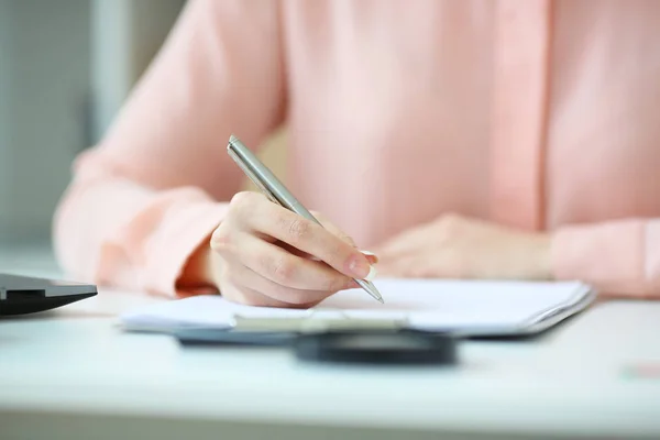 Zakenvrouw holding een pen in zijn hand, en tekende een contract, met de diepte van het veld afbeelding — Stockfoto