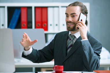 İşadamı müşteriye hareket telefon ayrıntılarını açıklar.