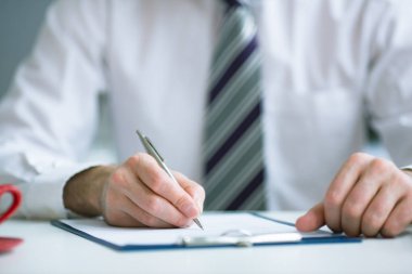 İş kavramı: işadamı bir sözleşme imzaladı