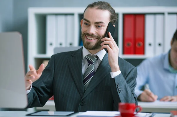 Empresario explica al cliente en los detalles telefónicos de la transacción — Foto de Stock