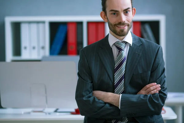 İşadamı ofis portre silah geçti