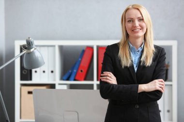 İşkadını portre bir ceket ayakta office arka plan üzerinde