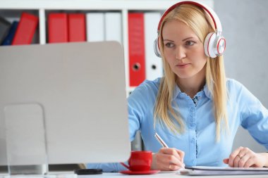 Çevrimiçi eğitim iş kadını. Masaüstü monitörü dinler ders görünüyor.