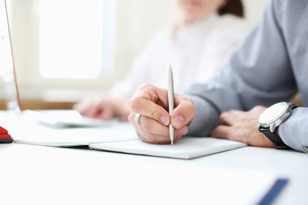 Een zakenman houdt een pen in zijn hand. Een handtekening plaatsen Afbeelding met diepte van het veld. — Stockfoto