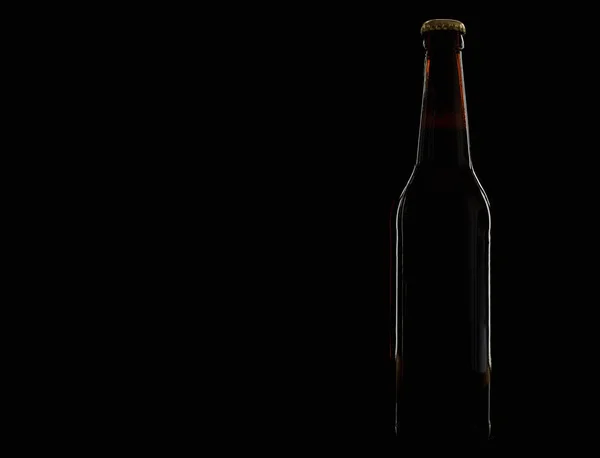 Una bottiglia di birra su sfondo nero — Foto Stock