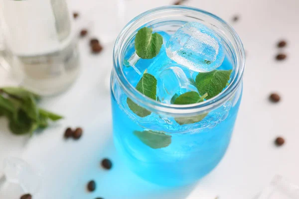 Il cocktail è blu in un barattolo con menta e ghiaccio. Immagine con profondità di campo . — Foto Stock