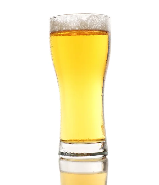 Ποτήρι μπύρας με αφρό που απομονώνεται σε λευκό φόντο — Φωτογραφία Αρχείου