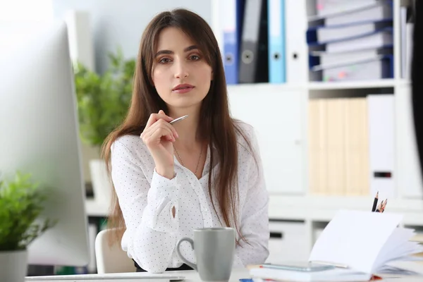 Mulher bonita ter pausa no local de trabalho — Fotografia de Stock