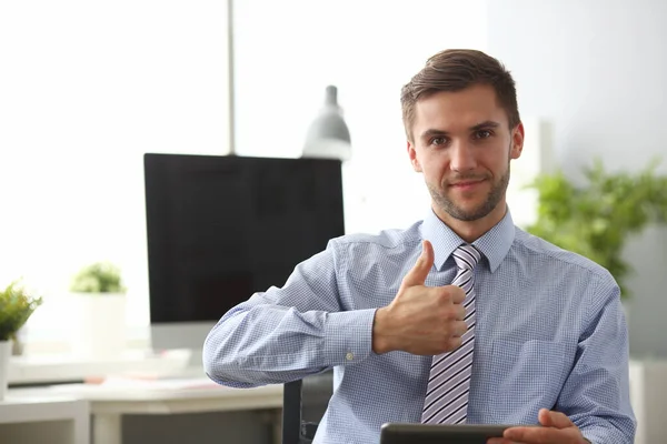 Hombre sonriente mostrando gesto de aprobación — Foto de Stock