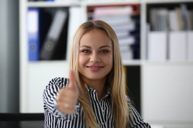 Tatlı gülüşlü neşeli genç kadın