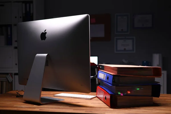 Počítač Apple iMac proti prázdné kanceláři — Stock fotografie