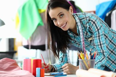 iş yerinde mutlu terzi